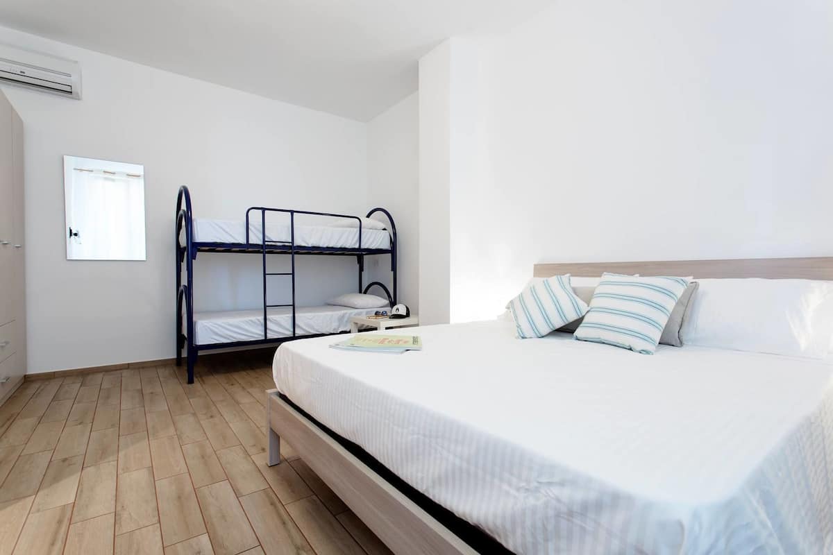 Vierpersoonskamer | Een minibar, een bureau, geluiddichte muren, gratis wifi