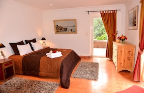 Doppelzimmer, 1 Queen-Bett, Bergblick | 1 Schlafzimmer, hochwertige Bettwaren, Verdunkelungsvorhänge