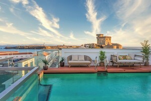 Una piscina al aire libre (de 10:00 a 20:00), tumbonas