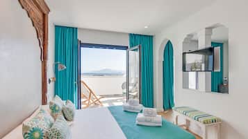 Junior suite, uitzicht op zee | 1 slaapkamer, een minibar, een kluis op de kamer, een bureau