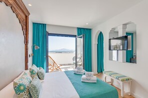 Suite – junior, sjøutsikt | Minibar, safe på rommet, skrivebord og blendingsgardiner