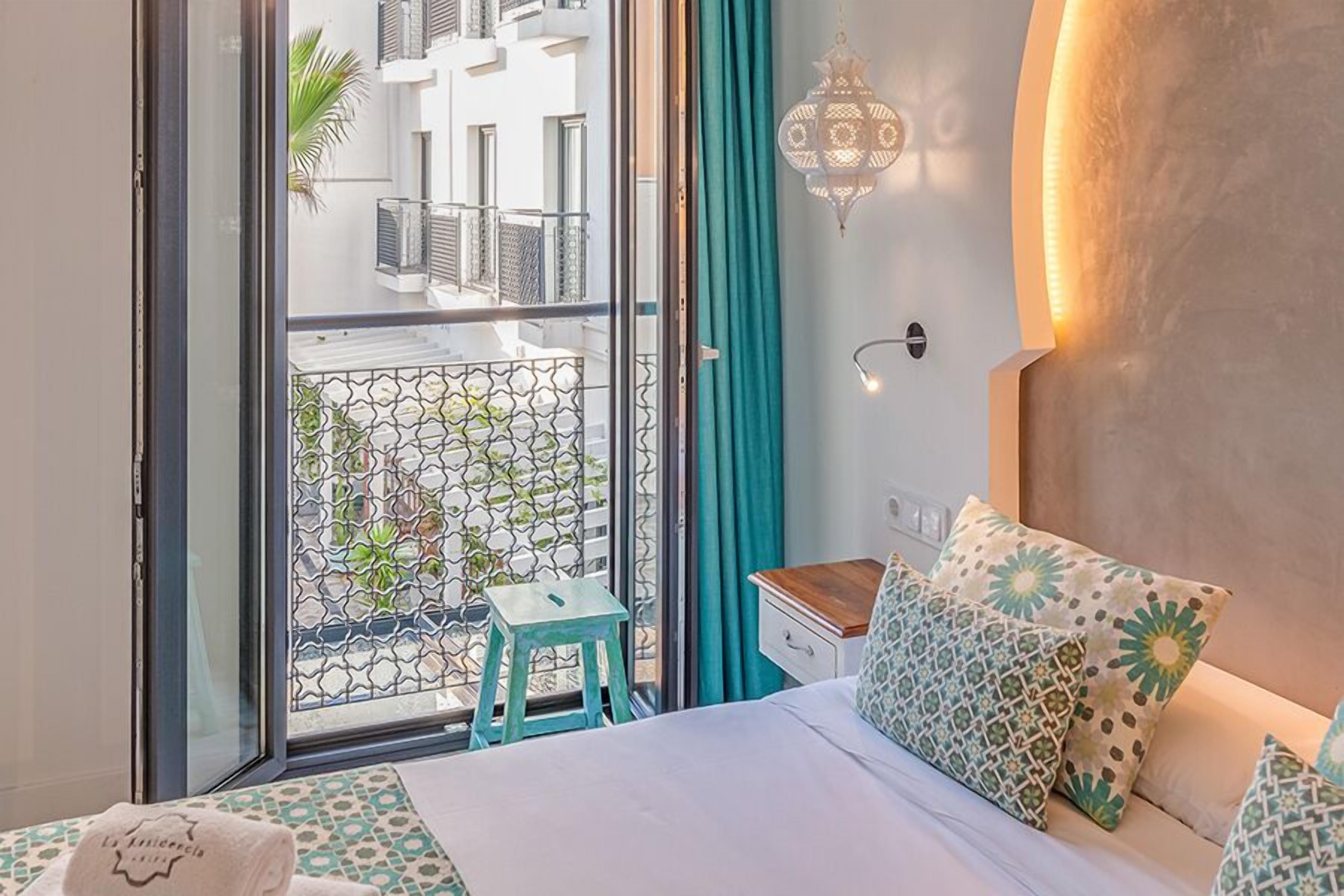 Luz del patio | Guestroom esencial | Minibar, caja de seguridad en la habitación y escritorio 