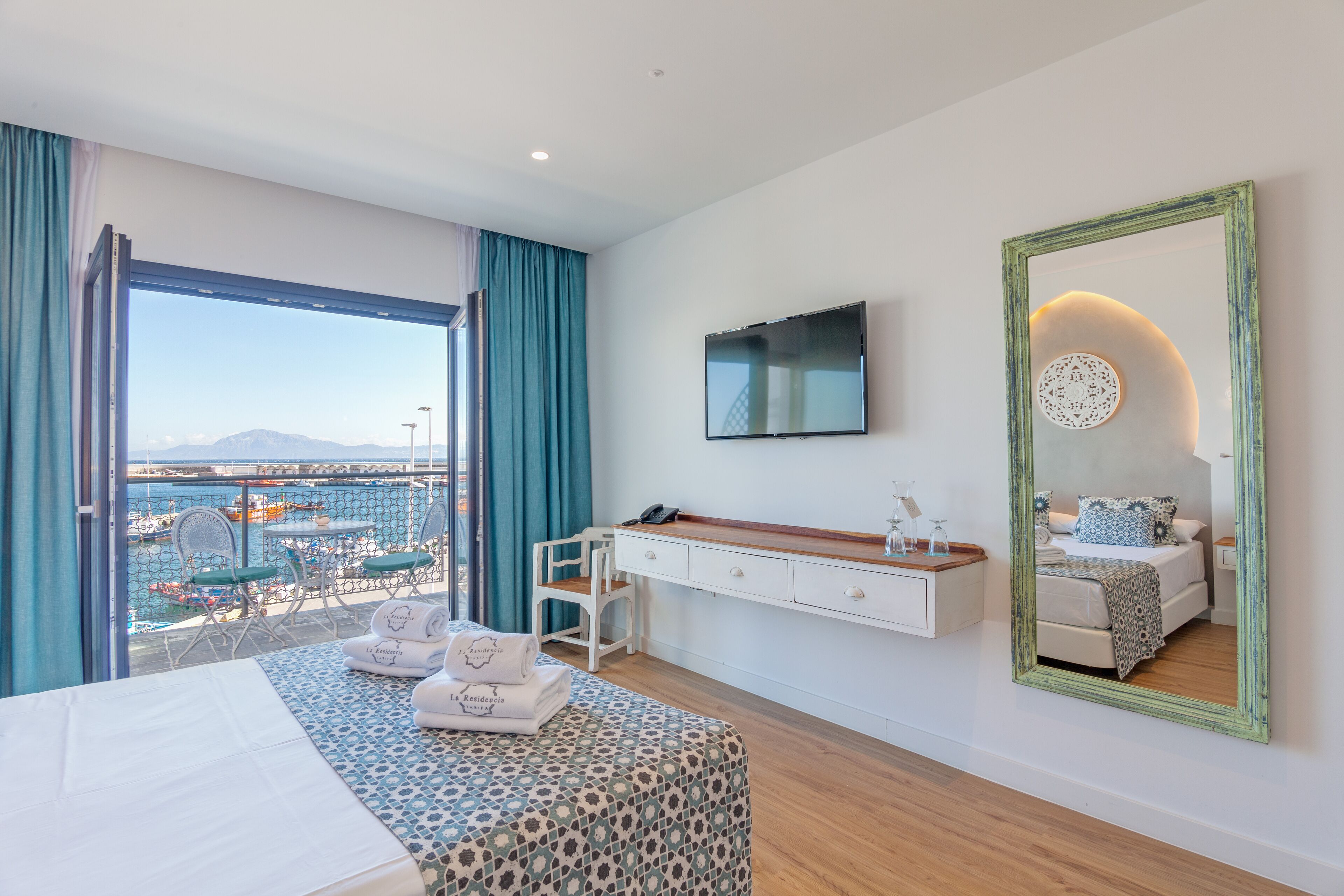 double room, sea view | 1 bedroom, minibar, in-room safe, desk