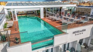 Una piscina al aire libre (de 10:00 a 20:00), tumbonas