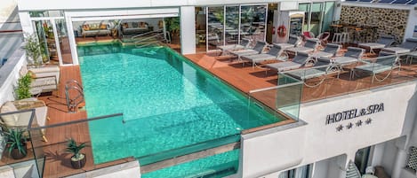 Piscine extérieure, chaises longues
