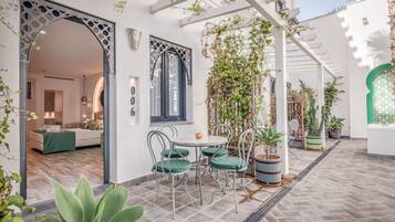 Minibar, coffres-forts dans les chambres, bureau, rideaux occultants