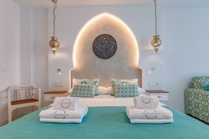 Quarto conforto | Frigobar, cofres nos quartos, escrivaninha, cortinas blackout