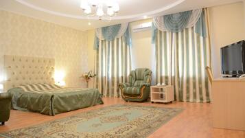 Luksussviitti, 1 keskisuuri parisänky | 1 makuuhuone, minibaari, tallelokero huoneessa, työpöytä