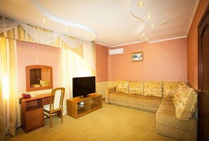 Quarto júnior, 1 cama Queen | 1 quarto, frigobar, cofres nos quartos, escrivaninha