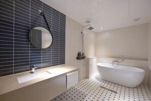 Premier Suite | Bathroom | Separate tub and shower, deep soaking tub, designer toiletries - Hound Hotel Seomyeon - Bumcheon (Busan)