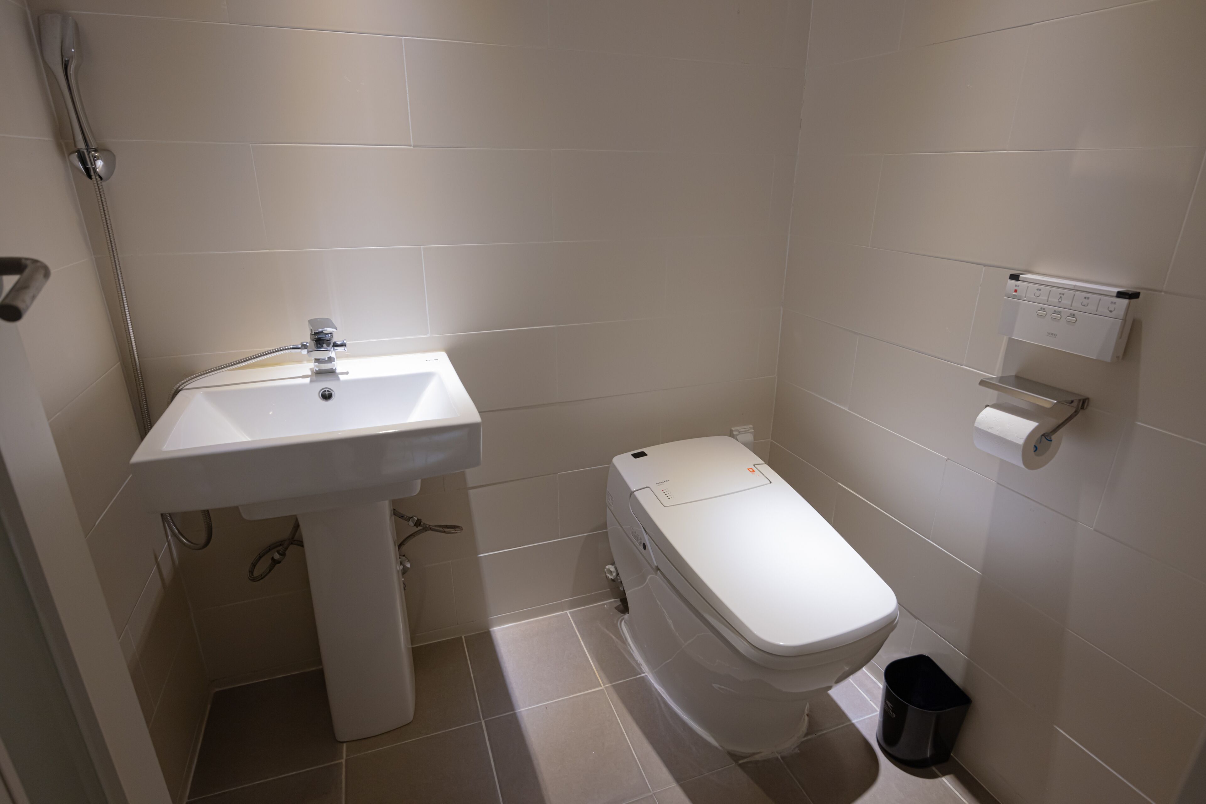 deluxe suite | bathroom | separate bathtub and shower, deep-soaking bathtub, designer toiletries