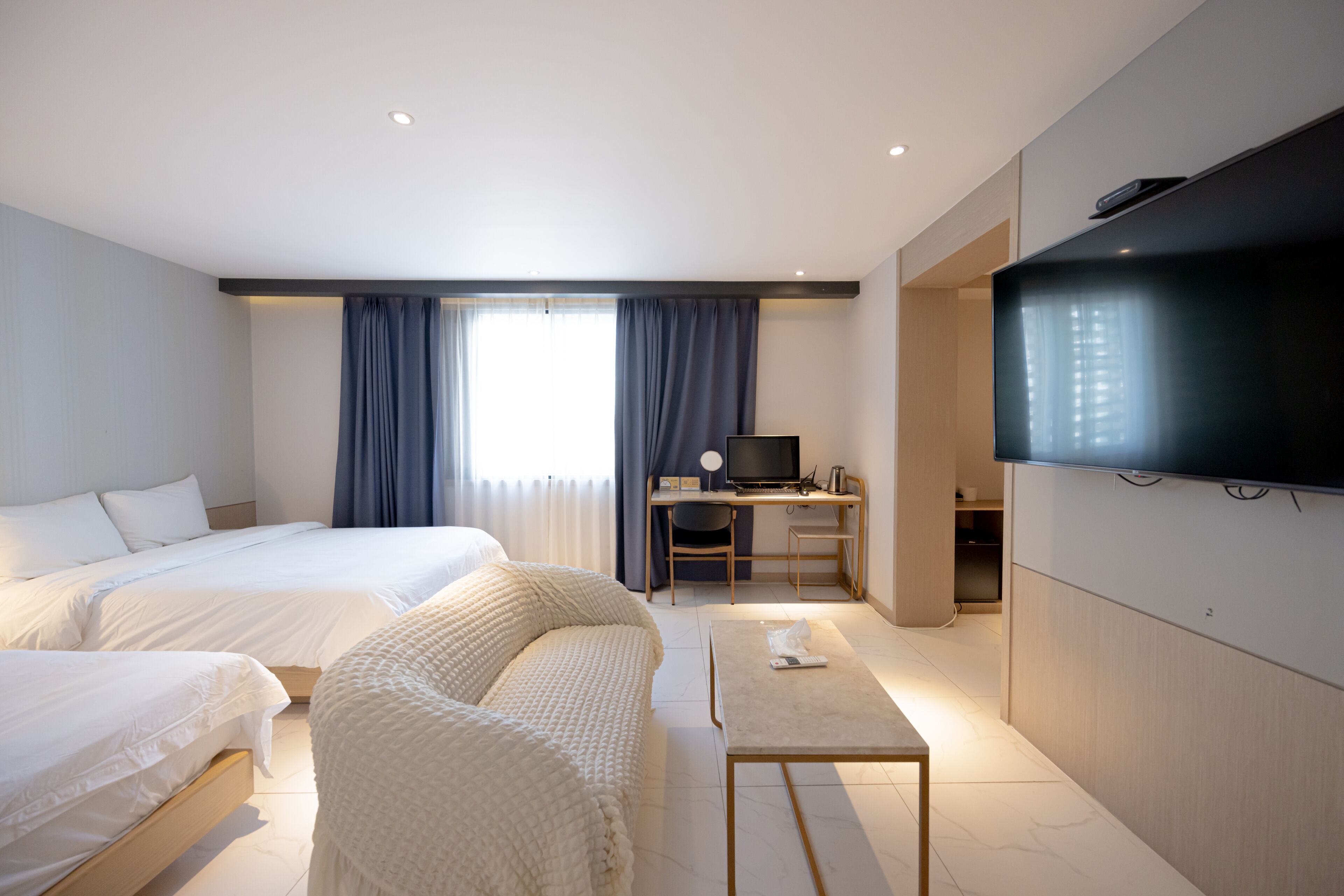 deluxe suite | 1 bedroom, premium bedding, individually decorated, desk