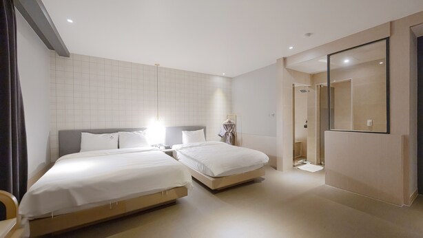 A modern hotel room with two beds, a large mirror, and a walk-in shower. - Hound Hotel Seomyeon - Bumcheon (Busan)