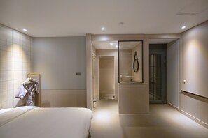 Premium bedding, individually decorated, desk, laptop workspace - Hound Hotel Seomyeon - Bumcheon (Busan)
