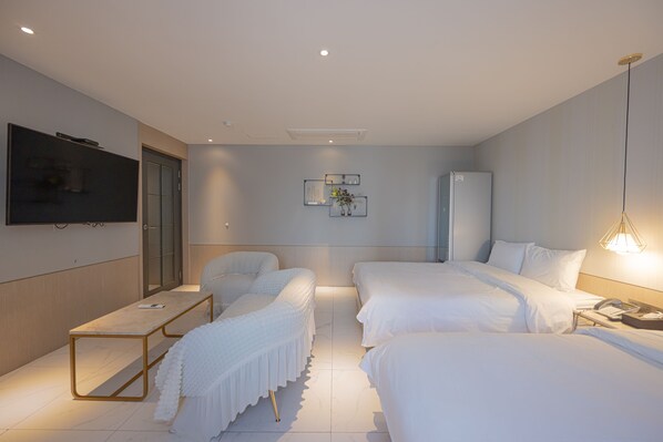 Deluxe Suite | Premium bedding, individually decorated, desk, laptop workspace