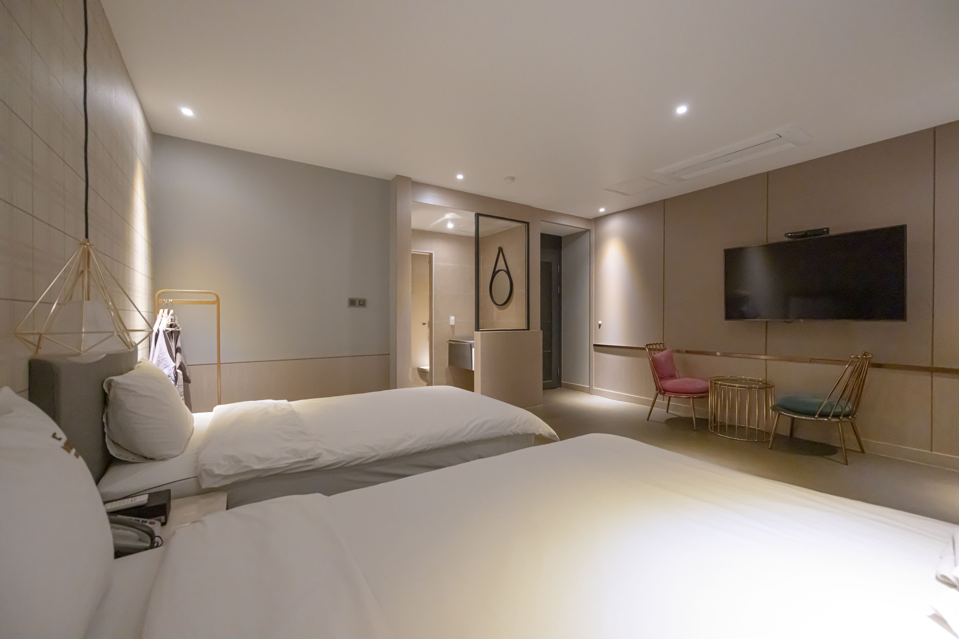 premier twin room | 1 bedroom, premium bedding, individually decorated, desk