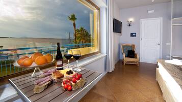 Habitación exclusiva, vistas al mar | Escritorio, sistema de insonorización, tabla de planchar con plancha