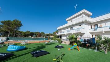 Área de juegos infantiles al aire libre