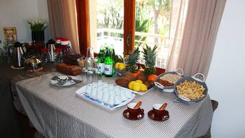 Un bufé de desayuno con diversas opciones de comida y bebidas.
