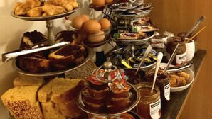 Buffet amb diferents plats i un cartell que diu: "Fumeu a l'exterior sense cap problema."