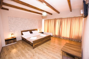Kamar Double Deluks, balkon | Seprai premium, minibar, meja kerja, dan kedap suara