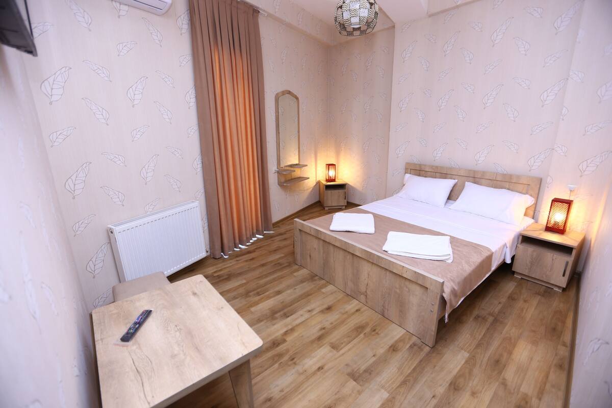 Ropa de cama de alta calidad, minibar y escritorio