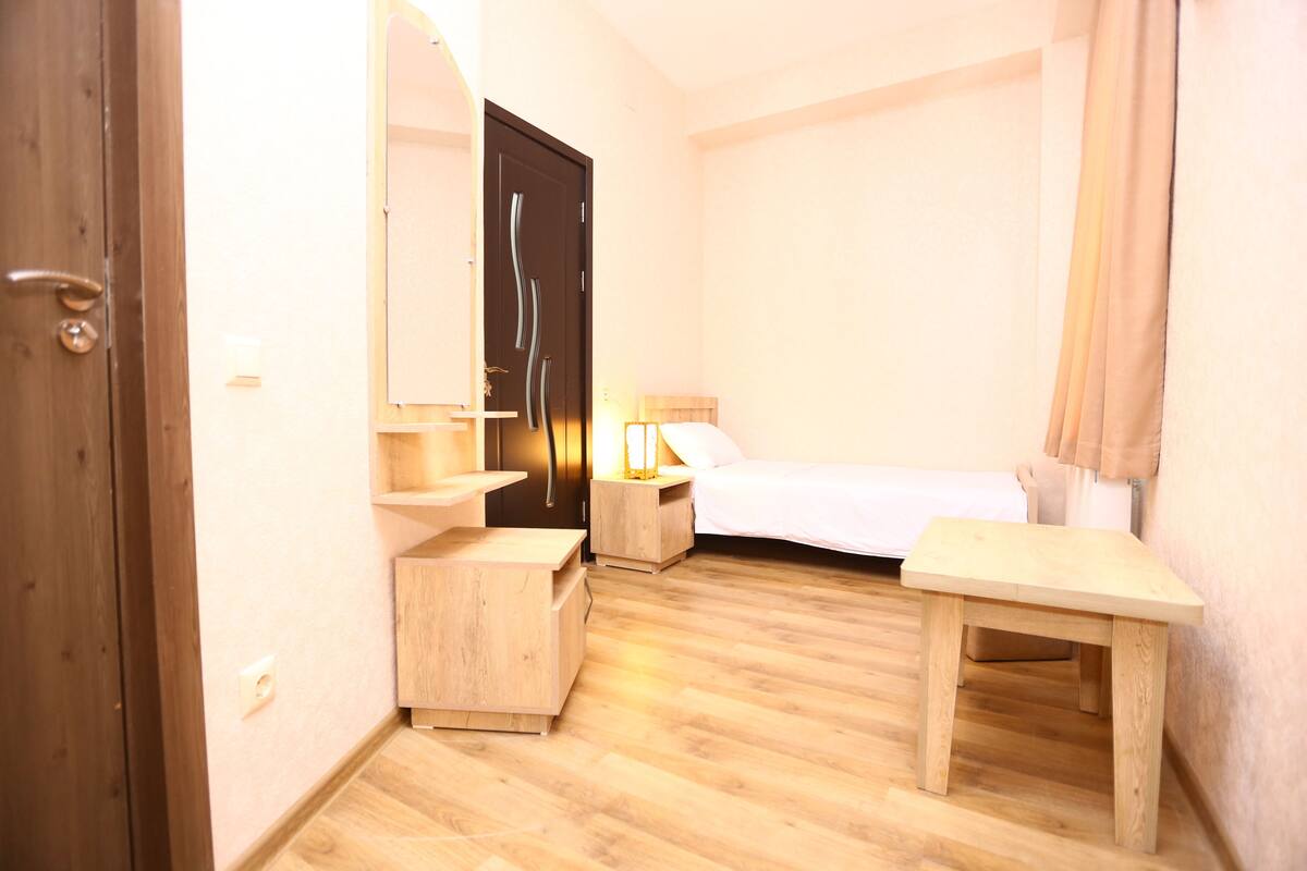 Habitación individual superior | Ropa de cama de alta calidad, minibar, escritorio y insonorización