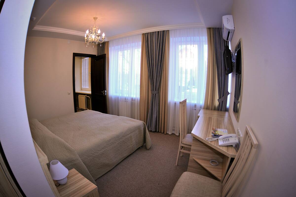 Double Room | In-room safe, desk, iron/ironing board, free WiFi