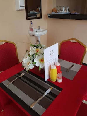 Restaurant - B10 Airport Lodge (Dar es Salaam)