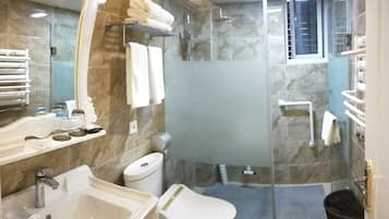 Elite Double or Twin Room | Bathroom | Shower, free toiletries, hair dryer, slippers