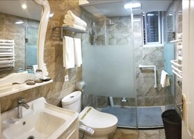 Elite Double or Twin Room | Bathroom | Shower, free toiletries, hair dryer, slippers