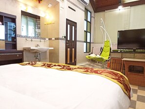 Deluxe Double Room, 1 Queen Bed, Non Smoking | 10 bedrooms, down comforters, memory foam beds, desk - Sunny Castle (Tainan)