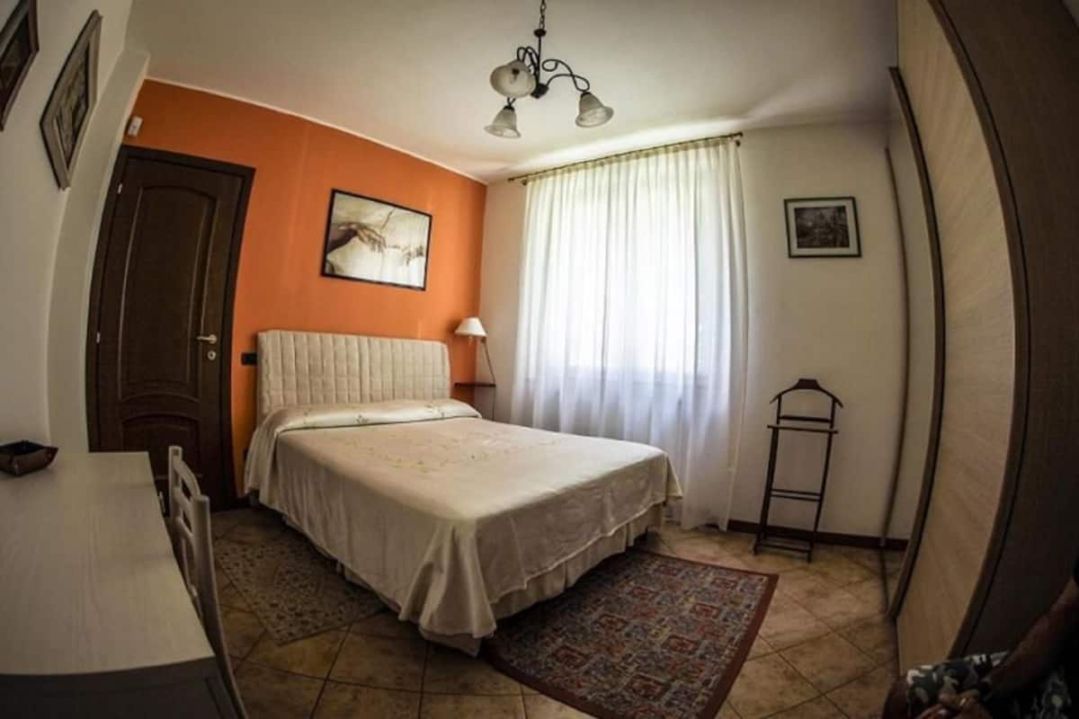 Double Room | Desk, free cribs/infant beds, rollaway beds, free WiFi