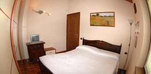 Double Room | Desk, free cribs/infant beds, rollaway beds, free WiFi - Alla Camelia B&B (Brunello)