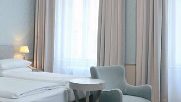 Classic-Doppel- oder -Zweibettzimmer | Hochwertige Bettwaren, Zimmersafe, Schreibtisch, kostenloses WLAN