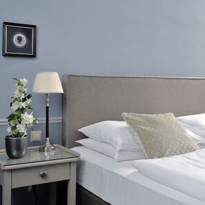 Classic Triple Room | In-room safe, desk, free WiFi, bed sheets