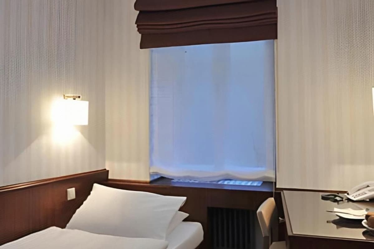Premium bedding, in-room safe, desk, WiFi (free)