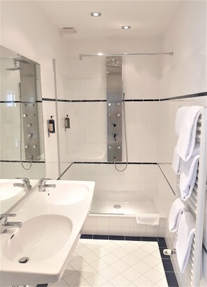 Suite, 2 Bedrooms (Dom Suite) | Bathroom | Rainfall showerhead, hair dryer, towels - Hotel Kärntnerhof (Vienna)