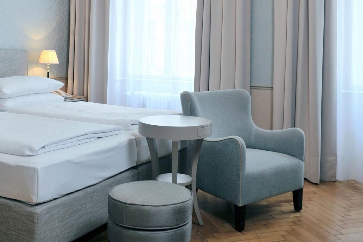 Premium bedding, in-room safe, desk, WiFi (free)
