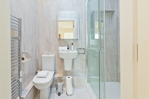 Ferienhaus | Badezimmer | Dusche, kostenlose Toilettenartikel, Handtücher