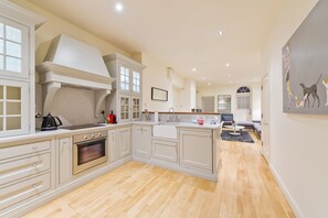 Full-sized fridge, microwave, coffee/tea maker - John Lennon Suite - hiphipstay (Dublin)