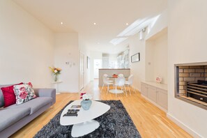 Living room - John Lennon Suite - hiphipstay (Dublin)