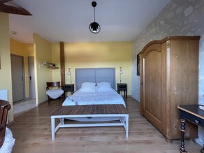 Habitació triple familiar (Yellow) | Decoració individual, mobiliari individual i cortines opaques