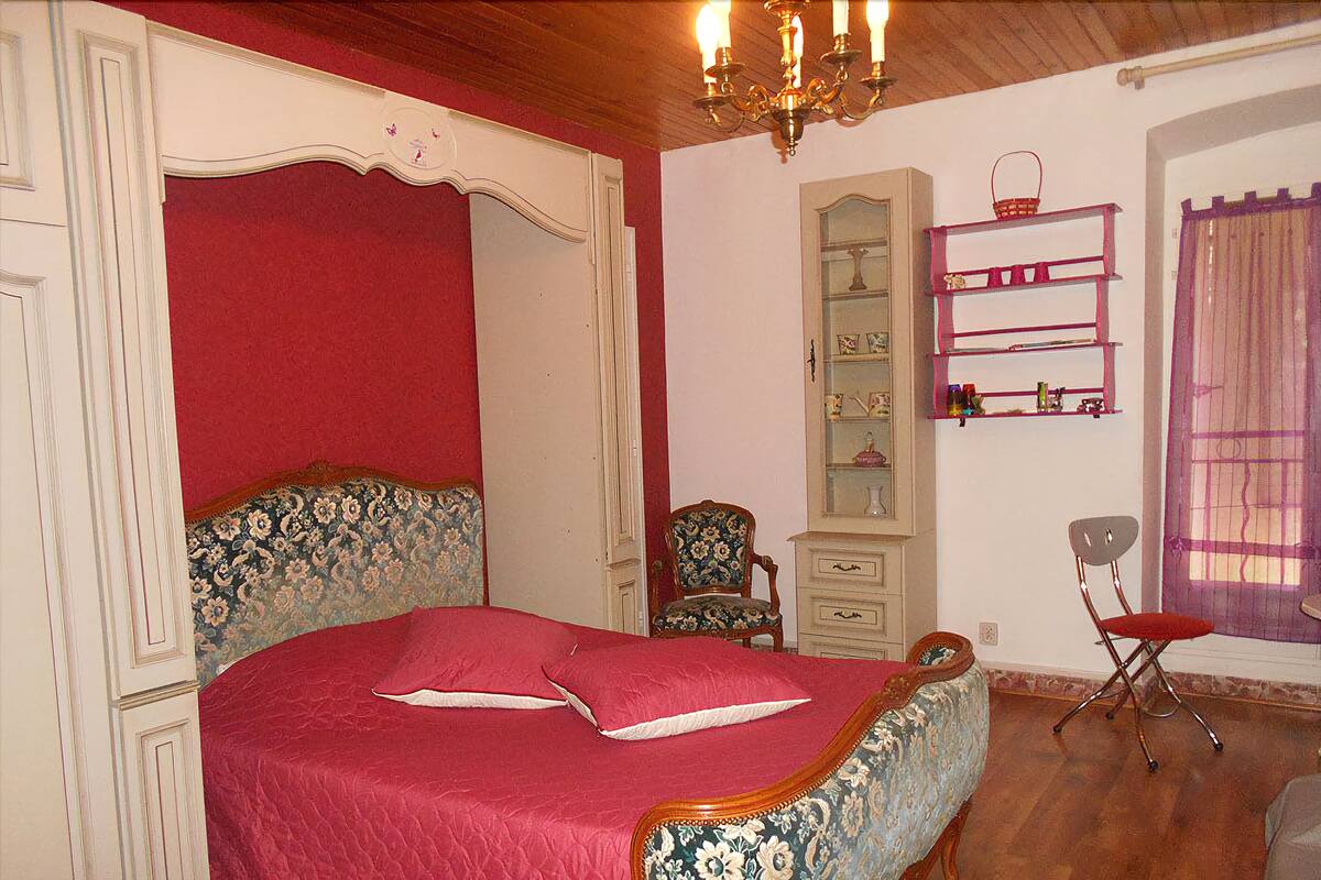 1 bedroom, premium bedding, soundproofing, rollaway beds
