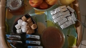 A tray with various food items including peaches, juice glasses, and packaged snacks. - Louminai (Donzere)