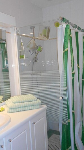 Driepersoonskamer (Bambous) | Badkamer | Een douche, gratis toiletartikelen, een haardroger, handdoeken
