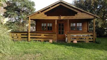 Chalet (Provencal) | Badkamer | Een douche, een hydromassagedouche, milieuvriendelijke toiletartikelen