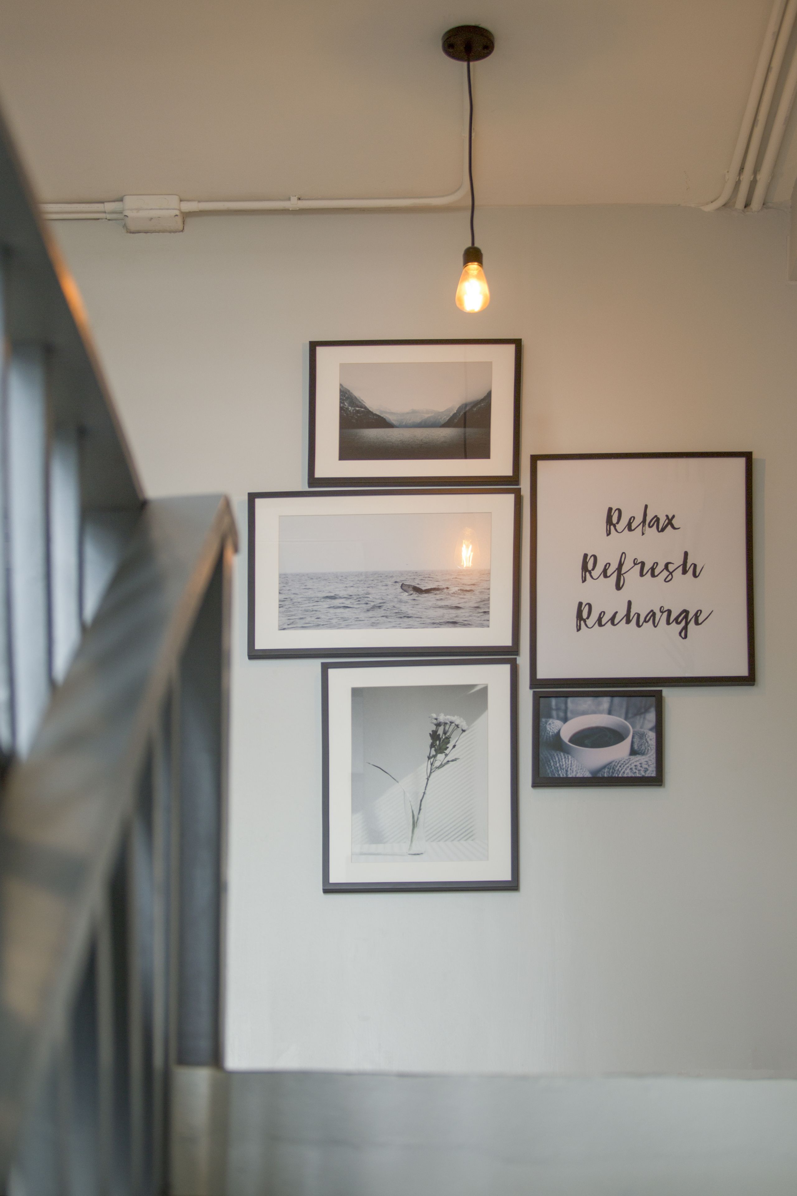 Ropa de cama de alta calidad y caja de seguridad en la habitación 