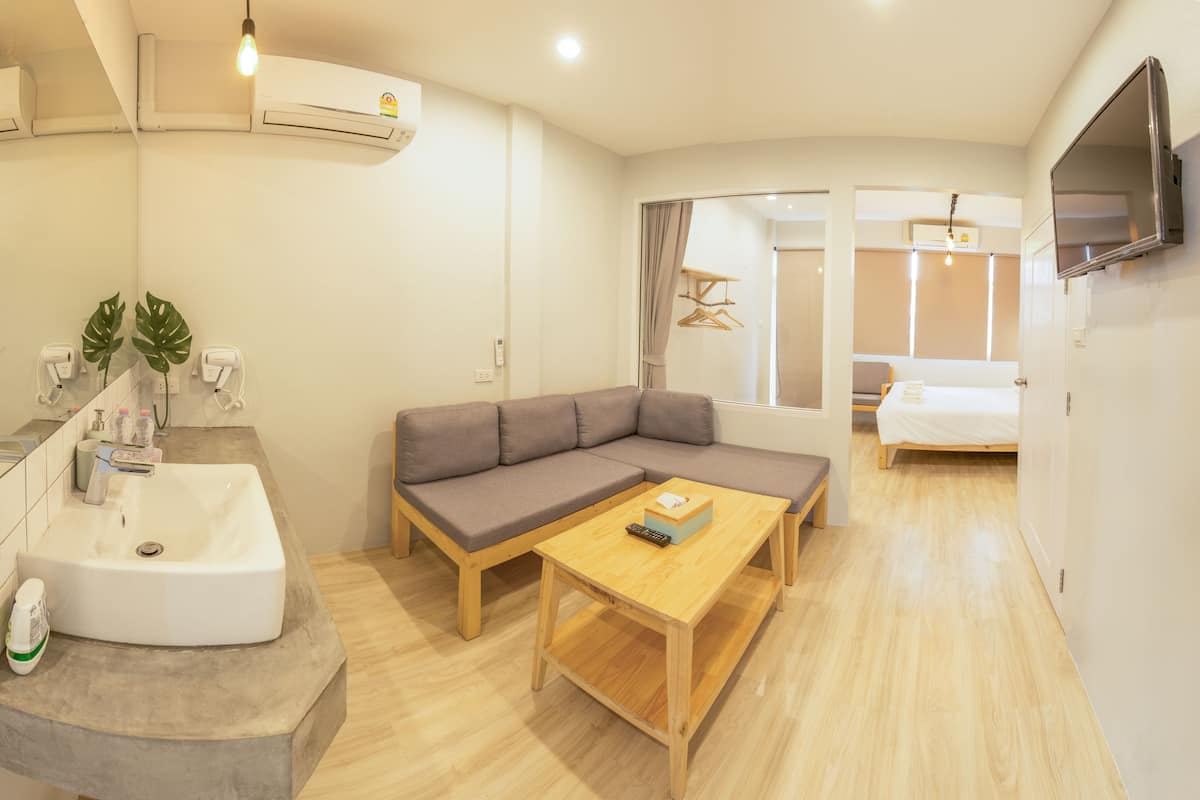 Family Suite, 1 Katil Raja (King) dengan Katil Sofa | Peralatan tempat tidur premium, peti besi dalam bilik