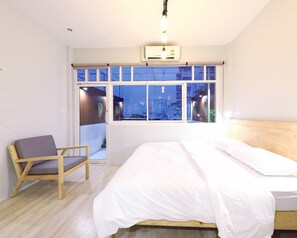 Premium bedding, in-room safe, blackout drapes, iron/ironing board - Ekanake Hostel (Bangkok)